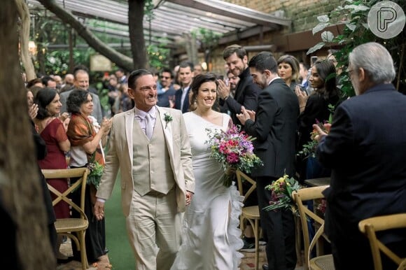 Paulo Miklos e Renata Galvão chegam ao altar para casamento