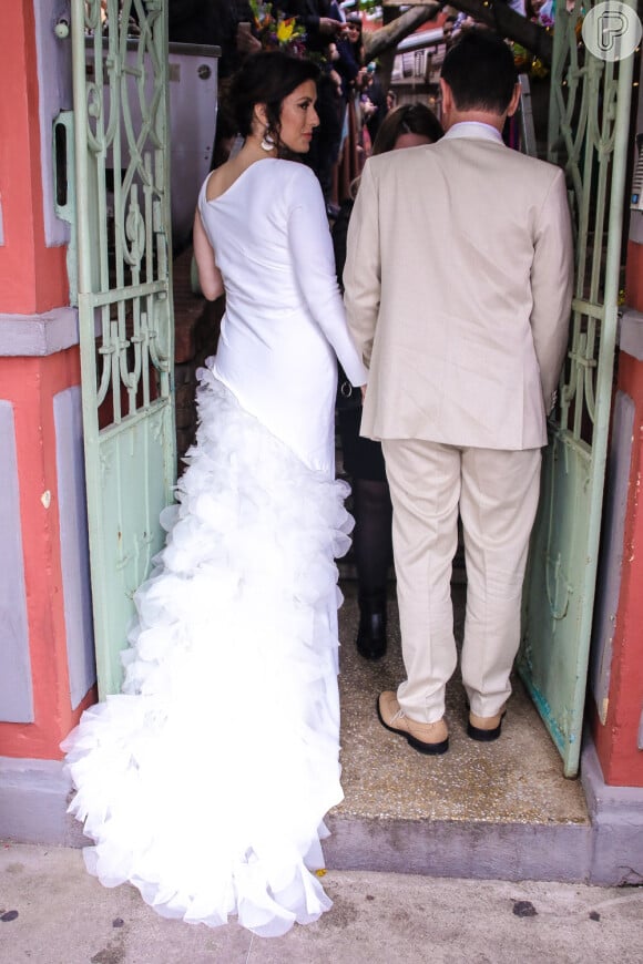 Renata Galvão usa vestido de noiva assinado pela estilista Emannuelle Junqueira