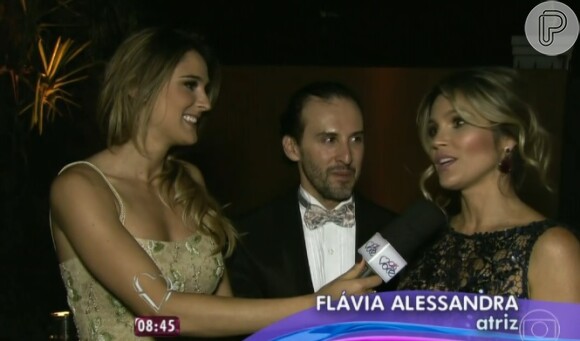 Flávia Alessandra esteve na festa acompanhada do hairstylist Marcos Proença