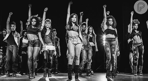 Anitta mostra sua habilidade fazendo coreografias com salto alto no clipe 'Show das Poderosas'