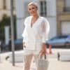 Moda com transparência: conjuntinho de alfaiataria branco fica mais fashion com partes transparentes