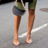 Transparência na moda: sapato de salto com tiras transparentes é aposta para quem quer experimentar a trend