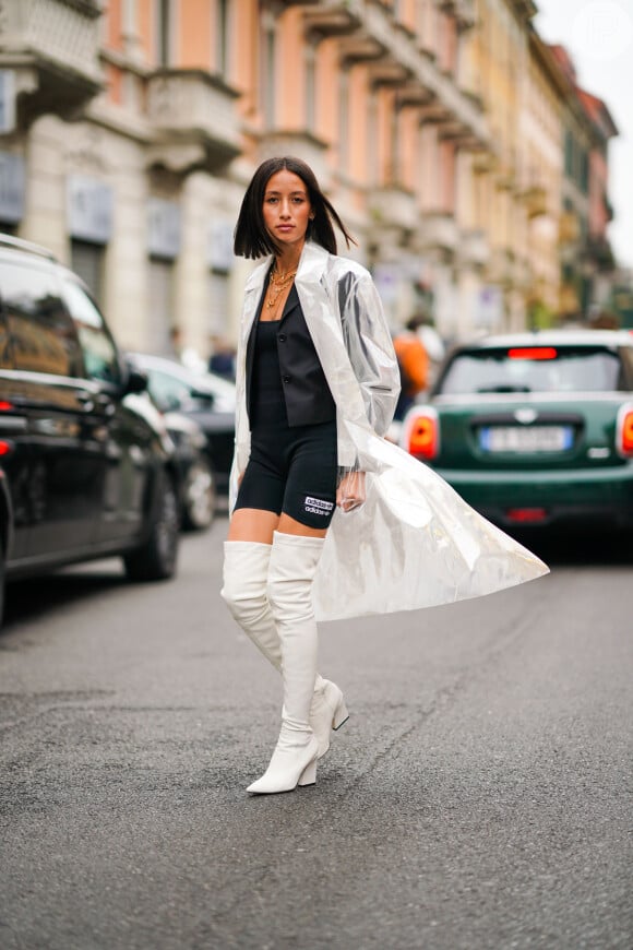 Transparência na moda: sobretudo transparente na cor branca é trend no street style internacional
