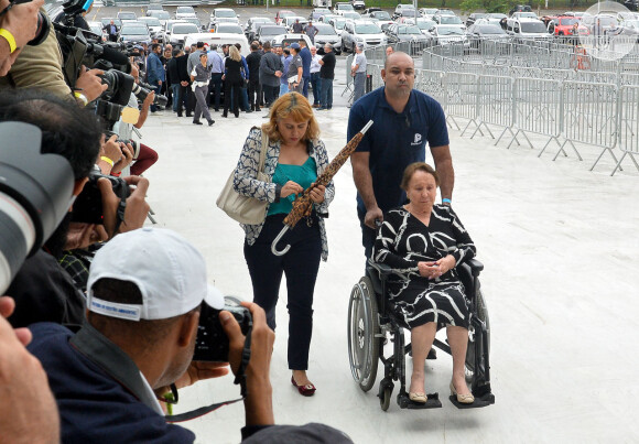 Mãe de Gugu Liberato, Maria do Céu chegou de cadeira de rodas ao velório