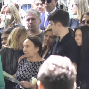 Mulher e filho de Gugu Liberato ficam emocionados em enterro do apresentador nesta sexta-feira, dia 29 de novembro de 2019