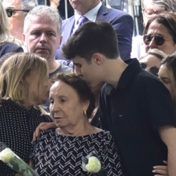 Família de Gugu Liberato se emociona em enterro do apresentador nesta sexta-feira, dia 29 de novembro de 2019