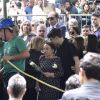 Filho de Gugu Liberato dá beijo na avó em enterro do apresentador nesta sexta-feira, dia 29 de novembro de 2019