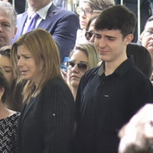 Filho de Gugu Liberato chora em enterro do apresentador nesta sexta-feira, dia 29 de novembro de 2019