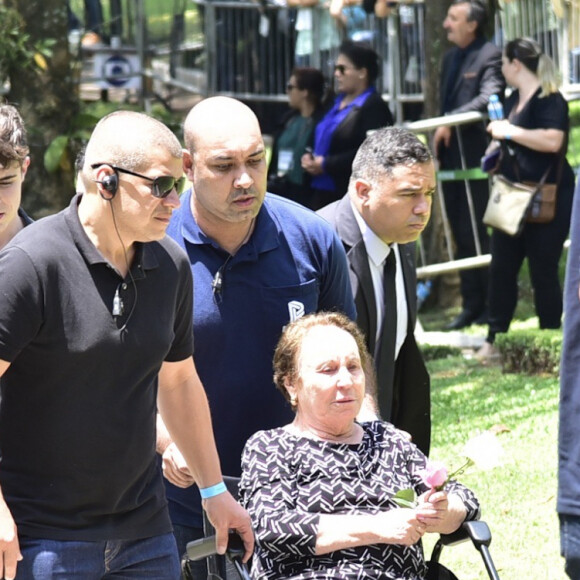 Família de Gugu Liberato é recepcionada com carinho pelo público em enterro do apresentador nesta sexta-feira, dia 29 de novembro de 2019
