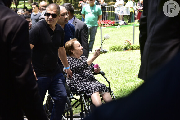 Mãe de Gugu Liberato carrega flores em enterro do apresentador nesta sexta-feira, dia 29 de novembro de 2019