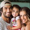 Filha de Deborah Secco e Hugo Moura, Maria Flor, de quase 4 anos, dividiu opiniões ao ter foto postada pelo pai: 'Sua cara' e 'cara da mãe'