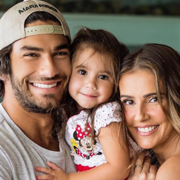 Filha de Deborah Secco e Hugo Moura, Maria Flor, de quase 4 anos, dividiu opiniões ao ter foto postada pelo pai: 'Sua cara' e 'cara da mãe'