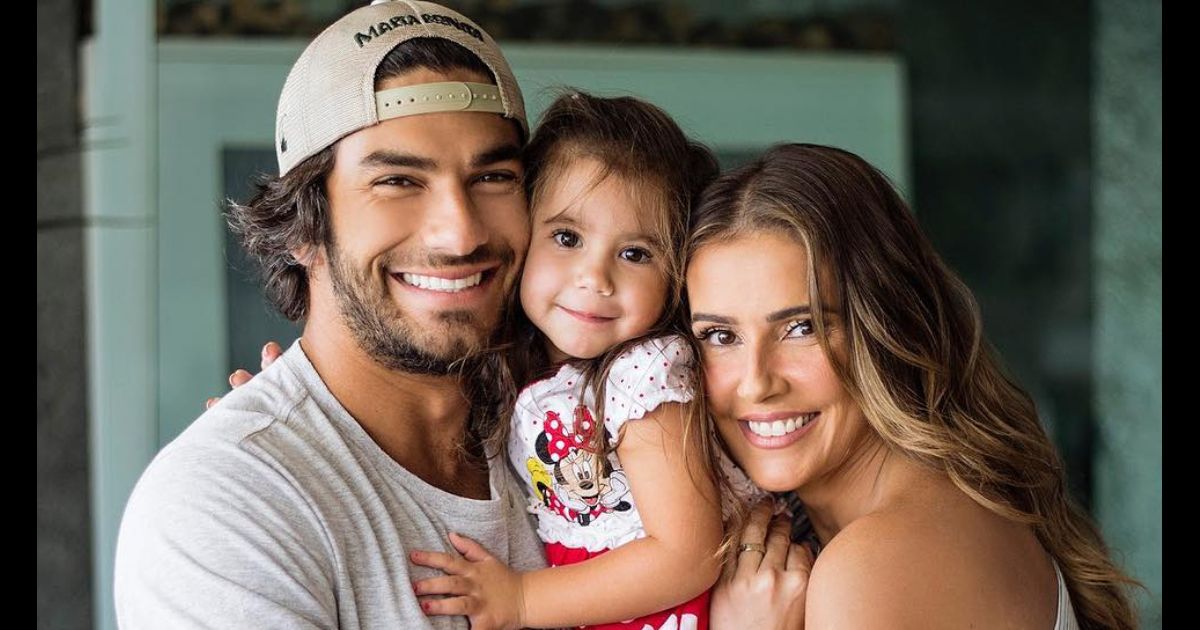 Filha de Deborah Secco e Hugo Moura divide opiniões por semelhança em foto: 'Cara da mãe, cara do pai' - Purepeople