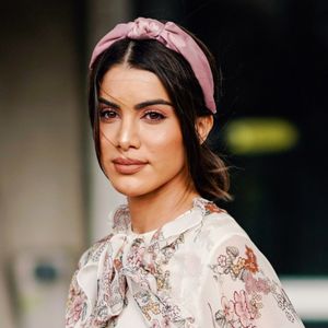 O arco garante um toque cool e retrô ao cabelo