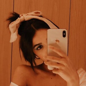 O lenço deu um charme extra ao cabelo semi-preso de Manu Gavassi