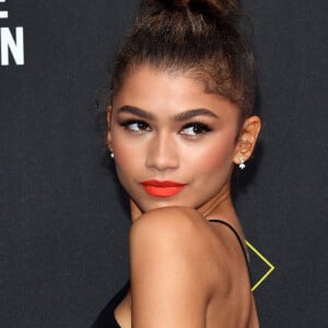 O coque torcido bem alto de Zendaya é uma opção mais arrumada para os looks de fim de ano