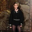 Tendência de moda: mix de acessórios arrematou o look all black de Kristen Stewart em desfile da Chanel