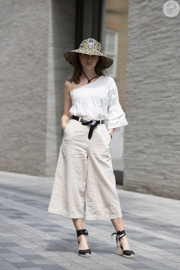 Calça na moda: modelo pantacourt em linho é mais curtinho para aguentar as altas temperaturas do verão e deixa o look elegante