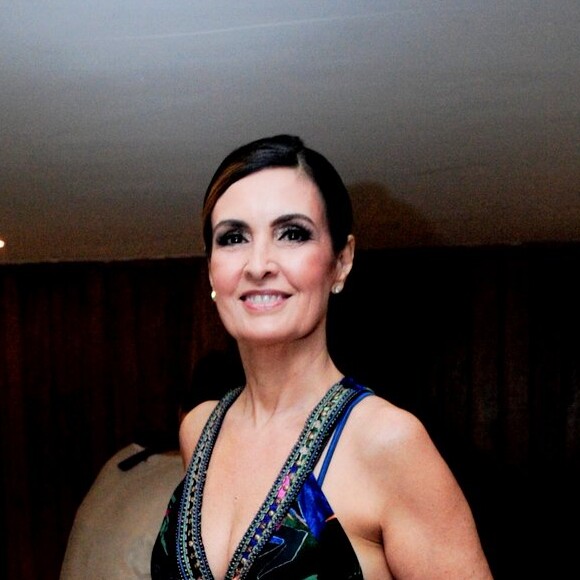 Fátima Bernardes posou para fotos ao chegar em teatro da UERJ