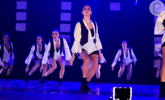 Filha de Fátima Bernardes, Laura fez a tradicional apresentação de dança da escola Carlota Portela