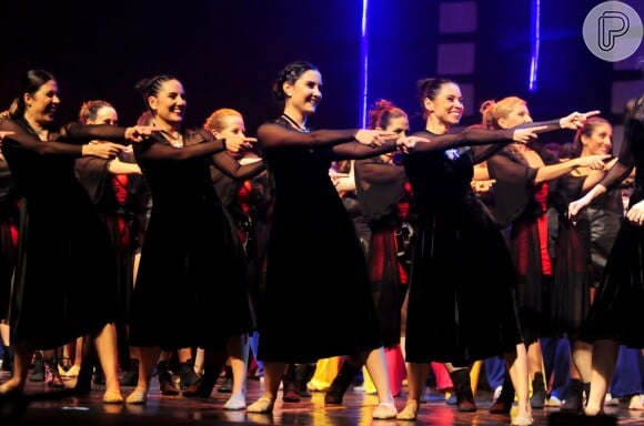 Filha de Fátima Bernardes, Laura mostrou sincronia em apresentação da escola de dança Carlota Portela