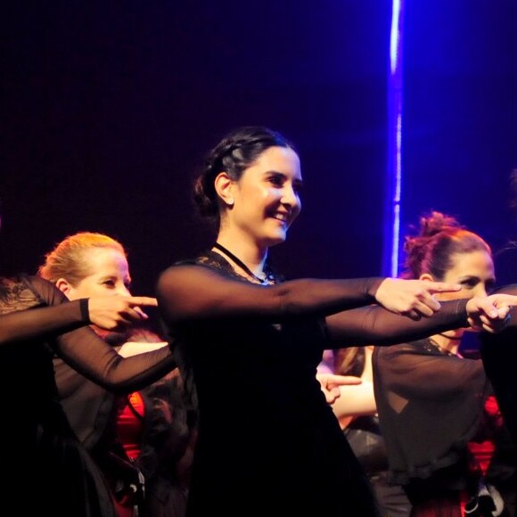 Filha de Fátima Bernardes, Laura mostrou sincronia em apresentação da escola de dança Carlota Portela