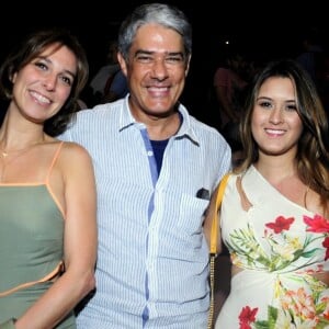 William Bonner posou com a mulher, Natasha Dantas, e com a filha Beatriz ao prestigiar apresentação da ex-mulher, Fátima Bernardes