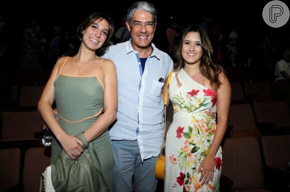William Bonner posou com a mulher, Natasha Dantas, e com a filha Beatriz ao prestigiar apresentação da ex-mulher, Fátima Bernardes