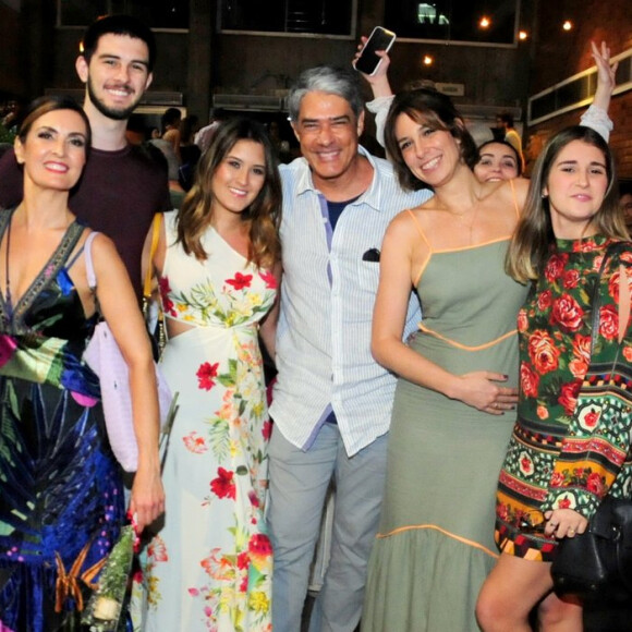 Fátima Bernardes posou com os filhos, Laura, Beatriz e Vinícius, e o ex-marido, William Bonner, acompanhado da mulher, Natasha Dantas, após apresentação de escola de dança
