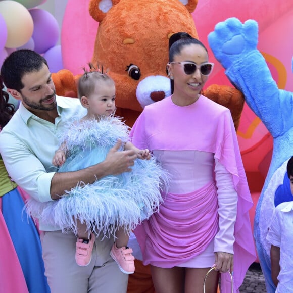 Sabrina Sato e Duda Nagle posam com Zoe ao chegar à festa de aniversário