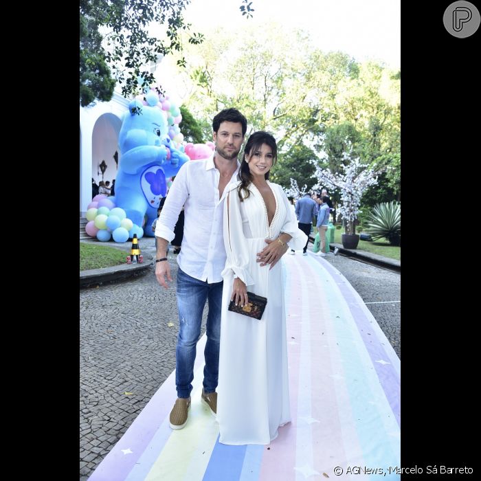 Paula Fernandes e o namorado, Rony Cecconello, curtem festa de Zoe ...
