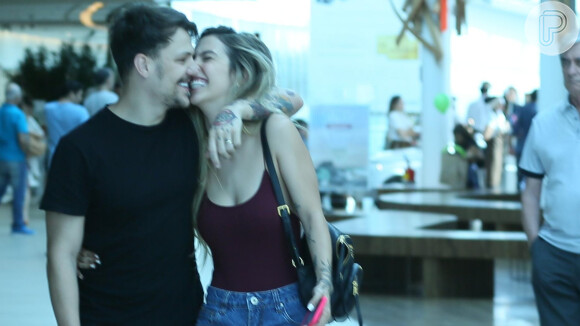 Saulo Poncio e Gabi Brandt são fotografados em clima de romance no shopping Village Mall, zona sul do Ro de Janeiro, neste domingo, 08 de dezembro de 2019