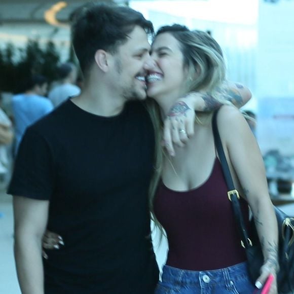Saulo Poncio e Gabi Brandt são fotografados em clima de romance no shopping Village Mall, zona sul do Ro de Janeiro, neste domingo, 08 de dezembro de 2019