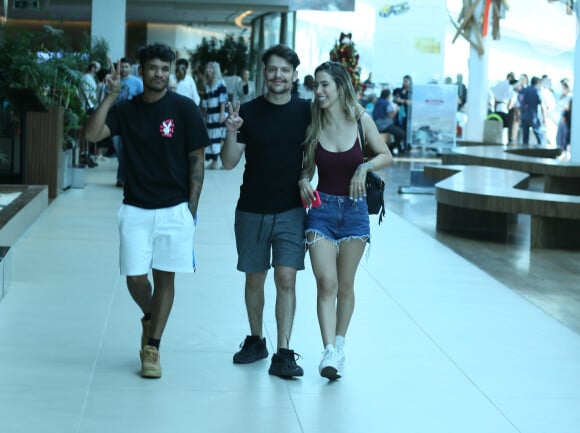 Saulo Poncio e Gabi Brandt são fotografados com Luan Lourenço, dupla do cantor em 'Um44k', em shopping do Rio de Janeiro