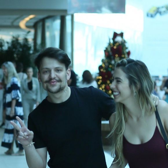 Saulo Poncio e Gabi Brandt esbanjam simpatia em dia no shopping