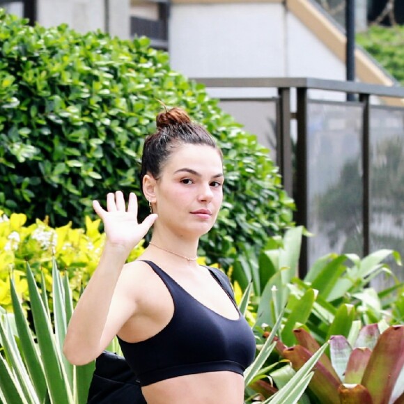 Isis Valverde exibe barriga sequinha nesta quarta-feira, dia 11 de dezembro de 2019