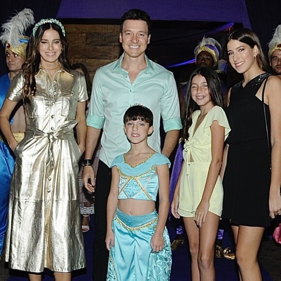 Rodrigo Faro posou com a mulher, Vera Viel, e as filhas, Clara, de 14 anos, Maria, de 11, e Helena, de quase 7