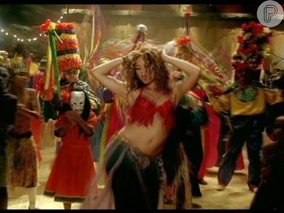 Shakira tem um rebolado de deixar o queixo cair, ainda mais no clipe 'Hips Don't Lie', que ela só mexe o quadril