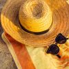 Moda praia no verão 2020: chapéu de palha e óculos de sol formam um combo fashion para se proteger dos raios solares