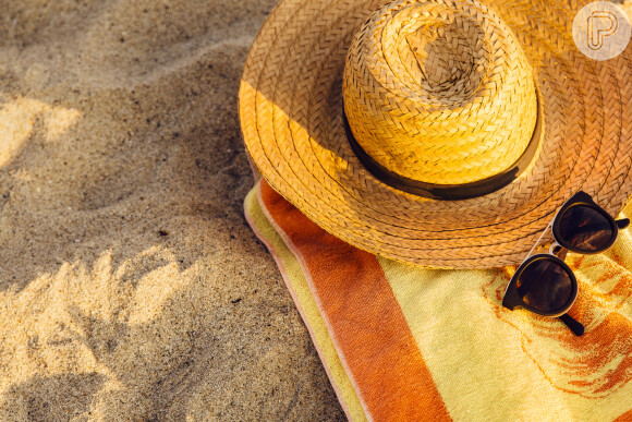 Moda praia no verão 2020: chapéu de palha e óculos de sol formam um combo fashion para se proteger dos raios solares