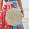 Bolsa na moda praia: modelo redondo de palha é opção ideal para quem curte emendar o dia de praia com um passeio