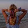 Cabelo do verão 2020: lenço estampado conquistou as fashionistas e ajuda a manter os fios no lugar durante um dia de praia