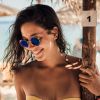 Moda praia: óculos de sol com lente colorida é tendência confirmada para looks do verão 2020
