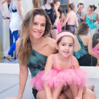 Ingrid Guimarães faz aula de ballet fitness junto com a filha, Clara, no Rio