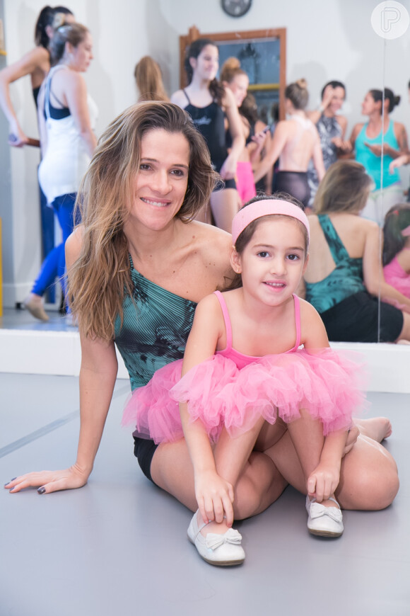 Ingrid Guimarães leva a filha Clara para participar da aula de ballet fitness no 'Espaço Vibre', em Ipanema, na Zona Sul do Rio de Janeiro, na segunda-feira, 20 de outubro de 2014 