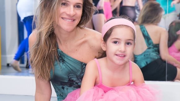 Ingrid Guimarães faz aula de ballet fitness junto com a filha, Clara, no Rio