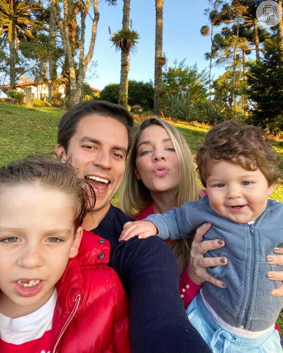 Luma Costa faz foto em família e mostra harmonia com o marido,  Leonardo Martins, e os filhos, Antônio e Eduardo