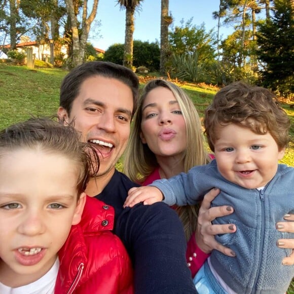 Luma Costa faz foto em família e mostra harmonia com o marido,  Leonardo Martins, e os filhos, Antônio e Eduardo