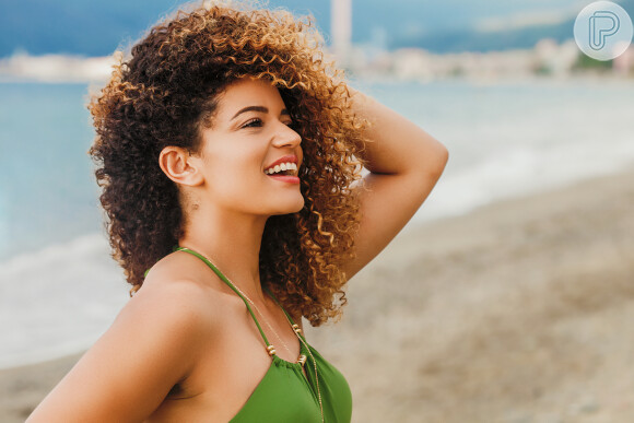 Bem-vindo, verão! 6 dicas simples para colocar em prática e proteger o cabelo dos efeitos do sol