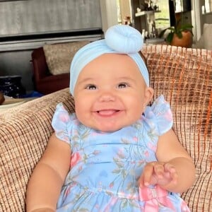 Filha de Ticiane Pinheiro, Manuella, de 5 meses, posou sorridente para foto